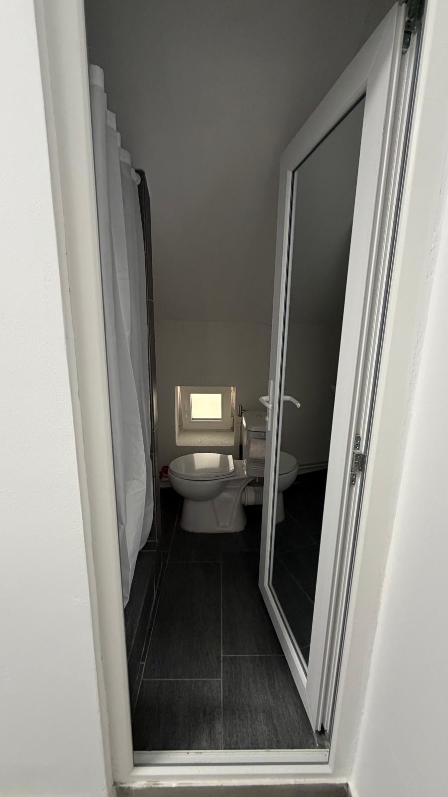 Baie la mansarda cu toaleta si dus la Radel House Costinesti
