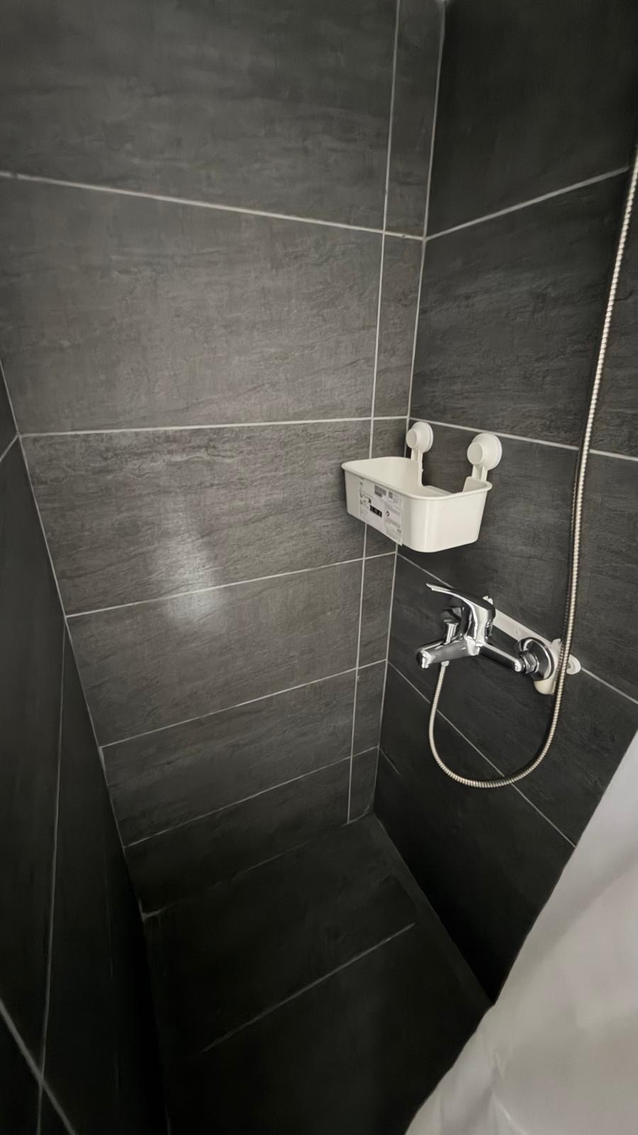 Baie moderna cu dus si faianta neagra la Radel House Costinesti
