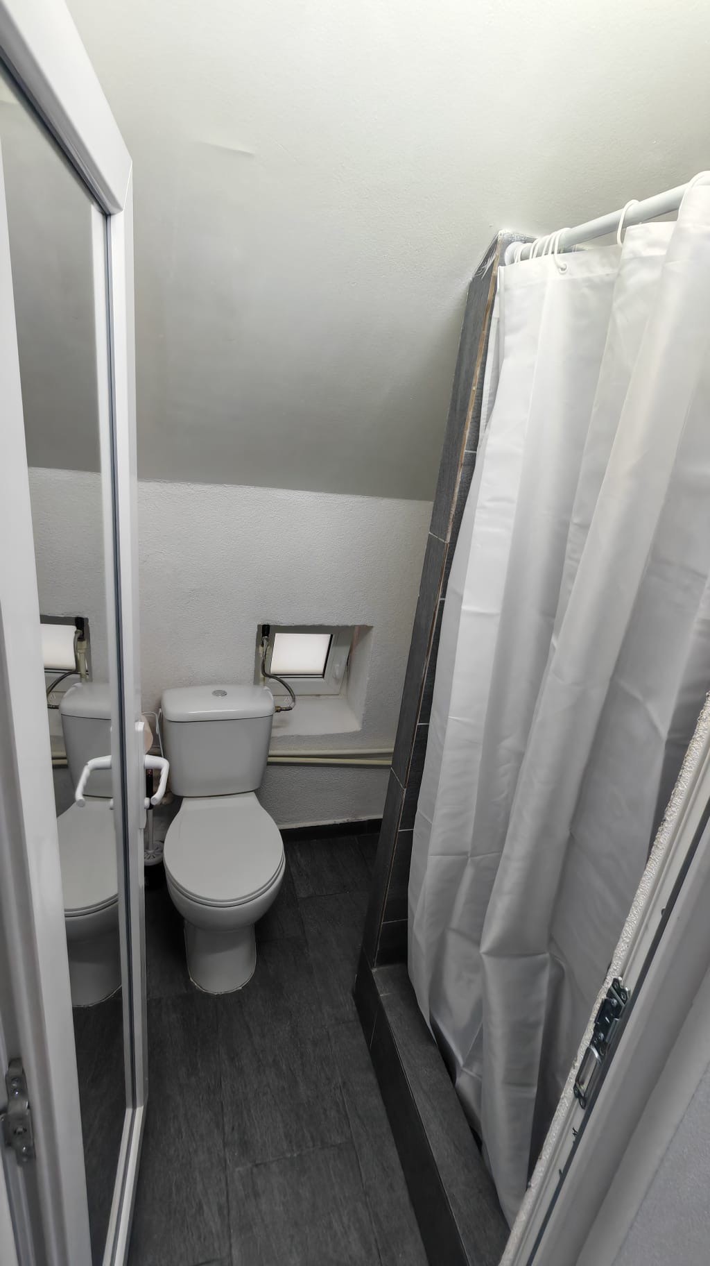 Baie moderna cu toaleta si perdea de dus la Radel House Costinesti