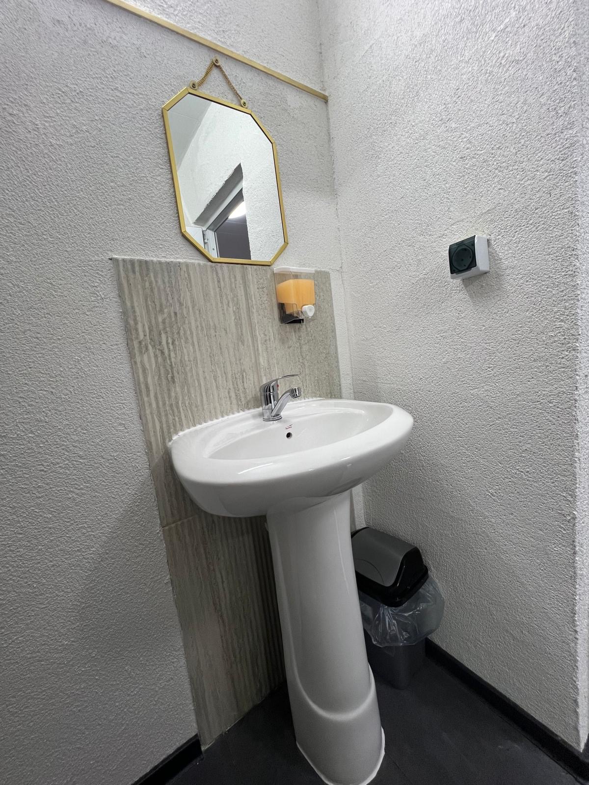 Chiuveta si oglinda in baie privata la Radel House Costinesti