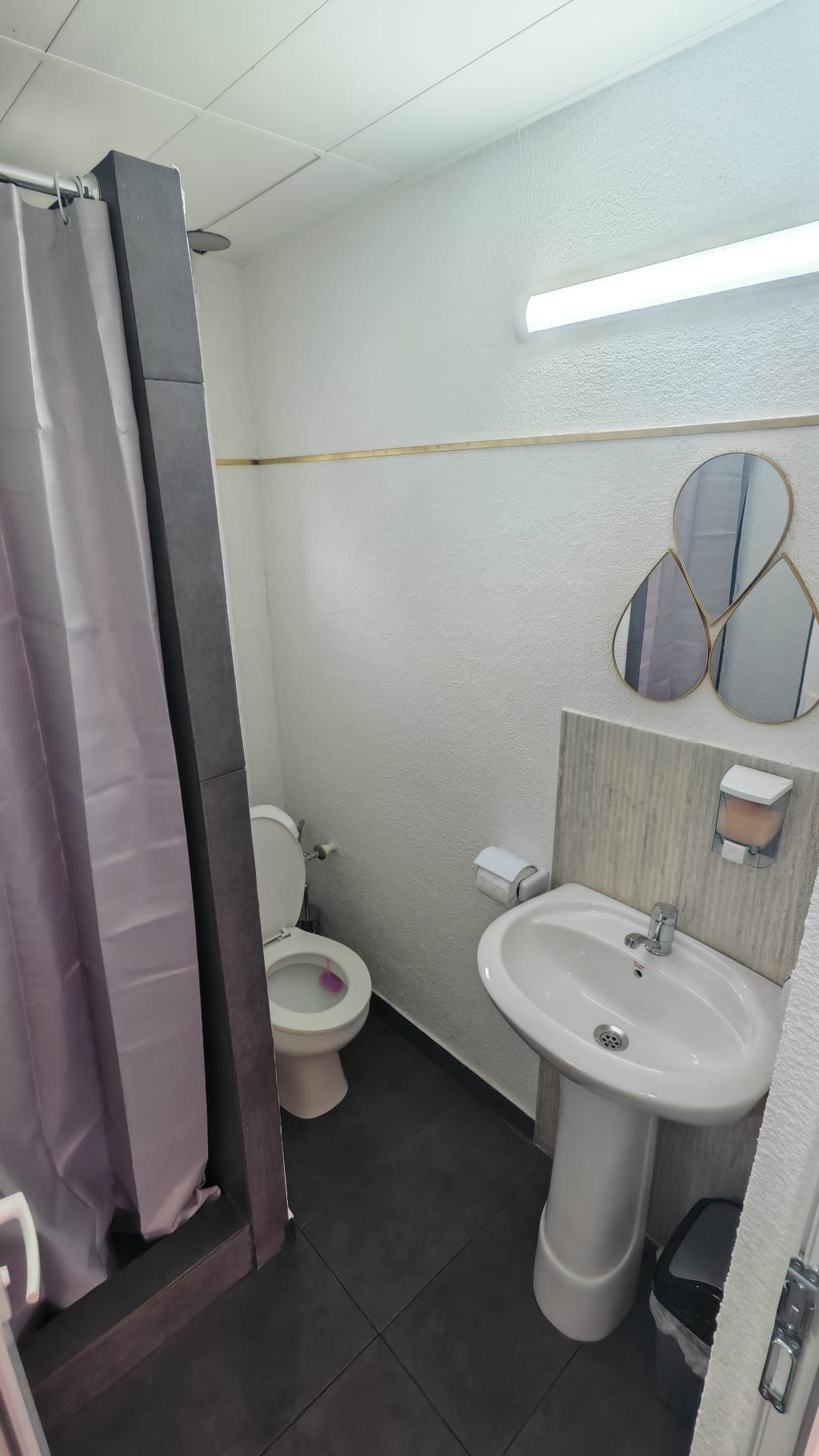 Detaliu baie privata cu dus si oglinzi decorative la Radel House Costinesti