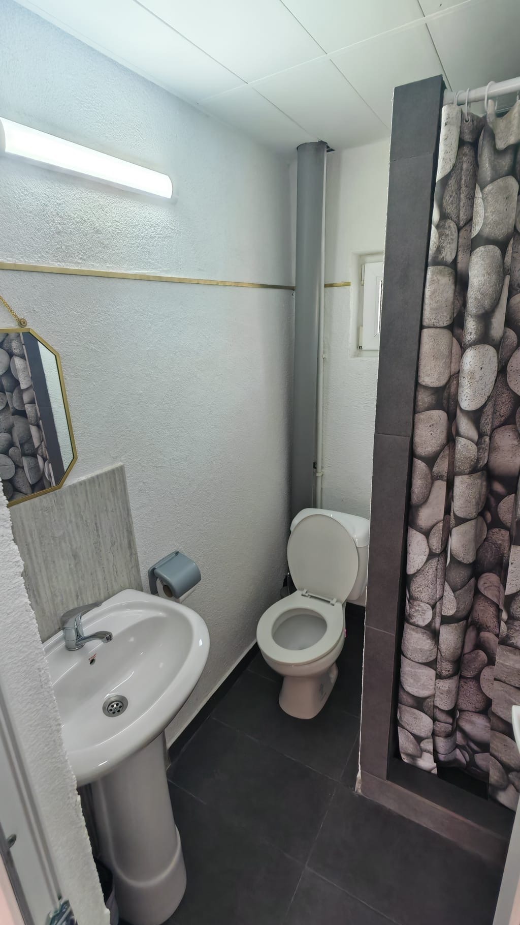 Baie privata cu dus, perdea si finisaje din piatra la Radel House Costinesti