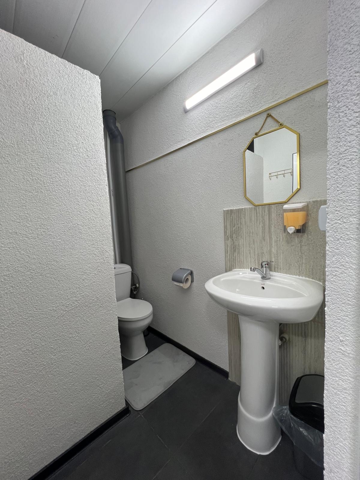 Baie privata cu vedere completa — dus, chiuveta si oglinda la Radel House Costinesti