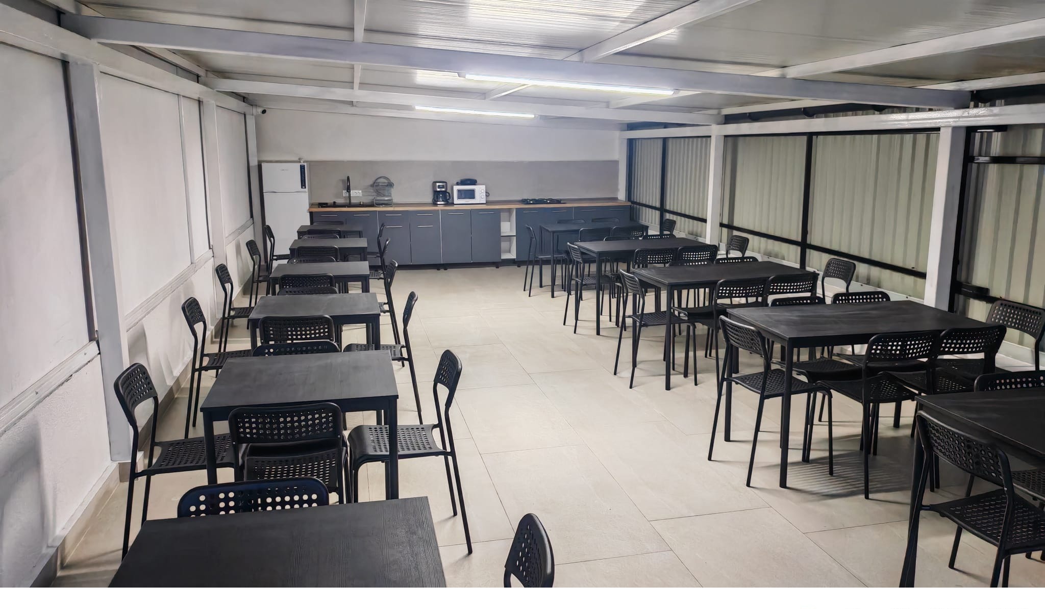 Foisor spatios cu zona de dining si bucatarie la Radel House Costinesti