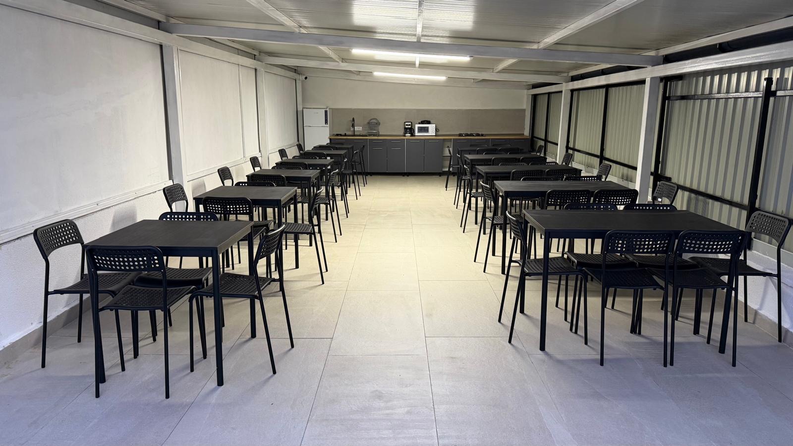 Foisor cu zona de dining — vedere alternativa la Radel House Costinesti