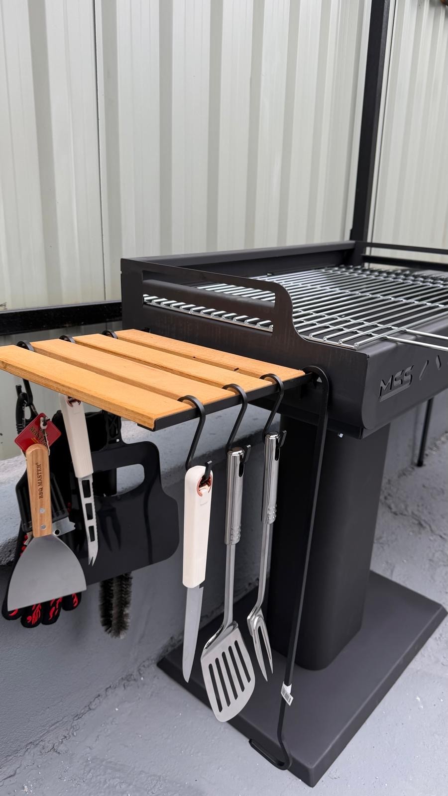 Ustensile de gratar BBQ Master pe blatul din lemn la Radel House Costinesti