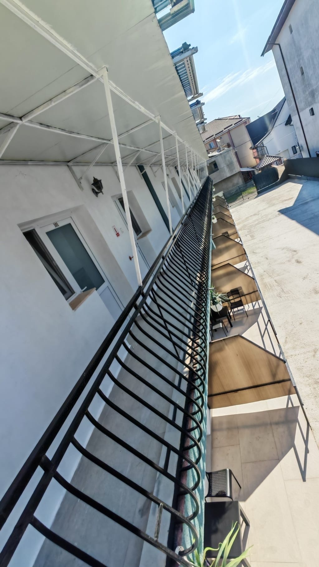 Balcon la etaj cu vedere spre curtea interioara la Radel House Costinesti