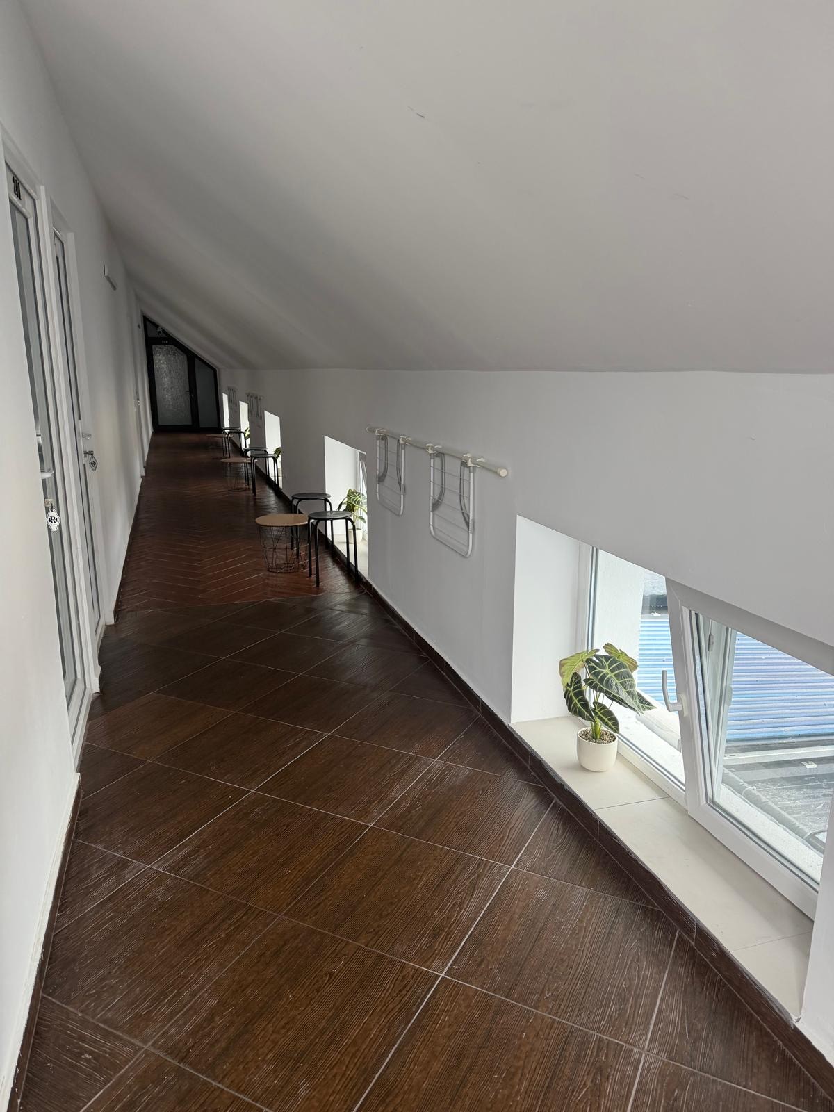Holul de la etaj la Radel House Costinesti cu zone de relaxare si plante