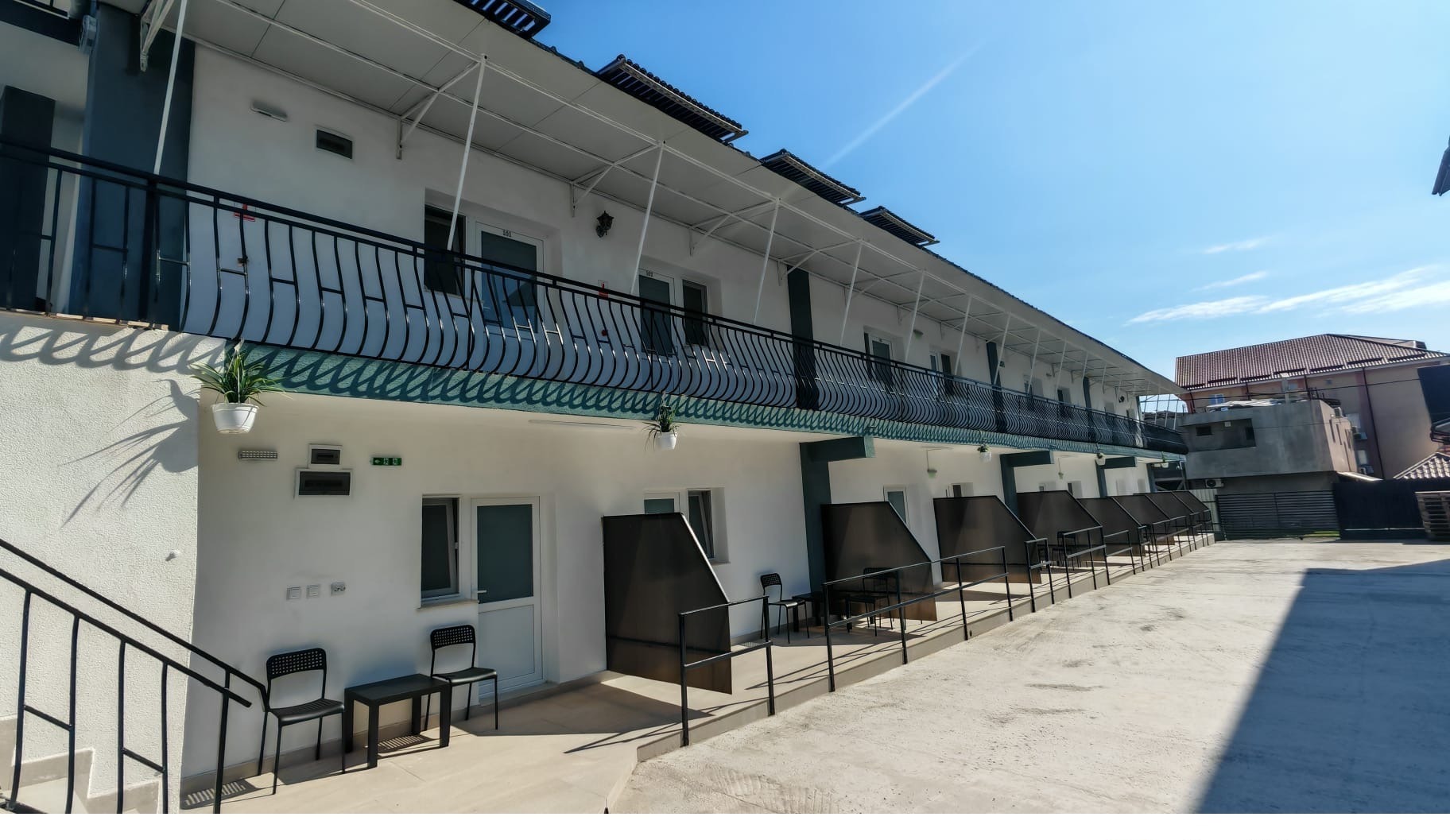 Radel House Costinesti — balcoane si vedere exterioara