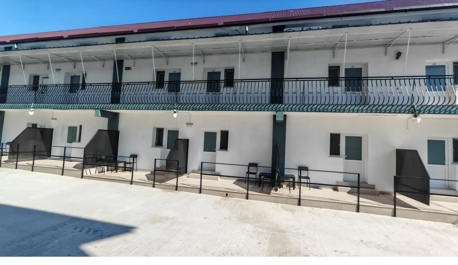 Camere la parter cu balcoane la Radel House Costinesti