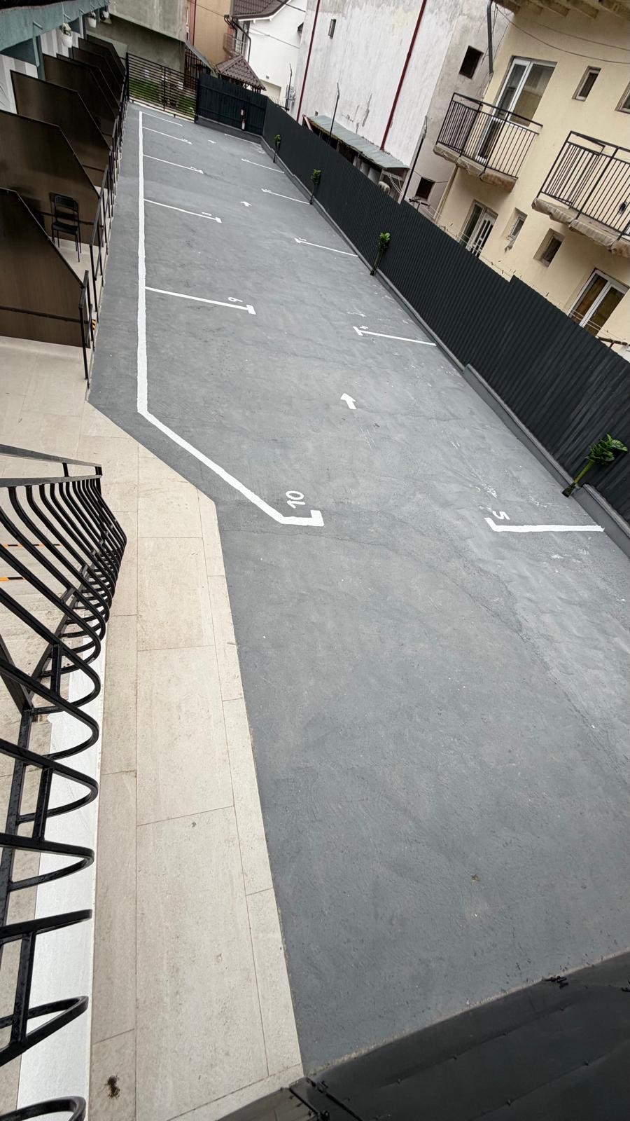 Parcare privata Radel House Costinesti — locuri de parcare marcate si numerotate
