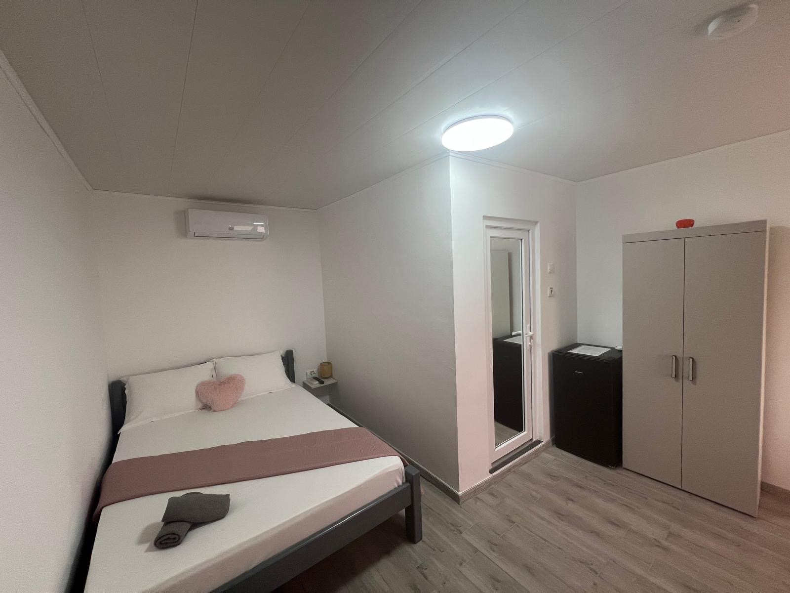 Camera cu pat, dulap si frigider la Radel House Costinesti