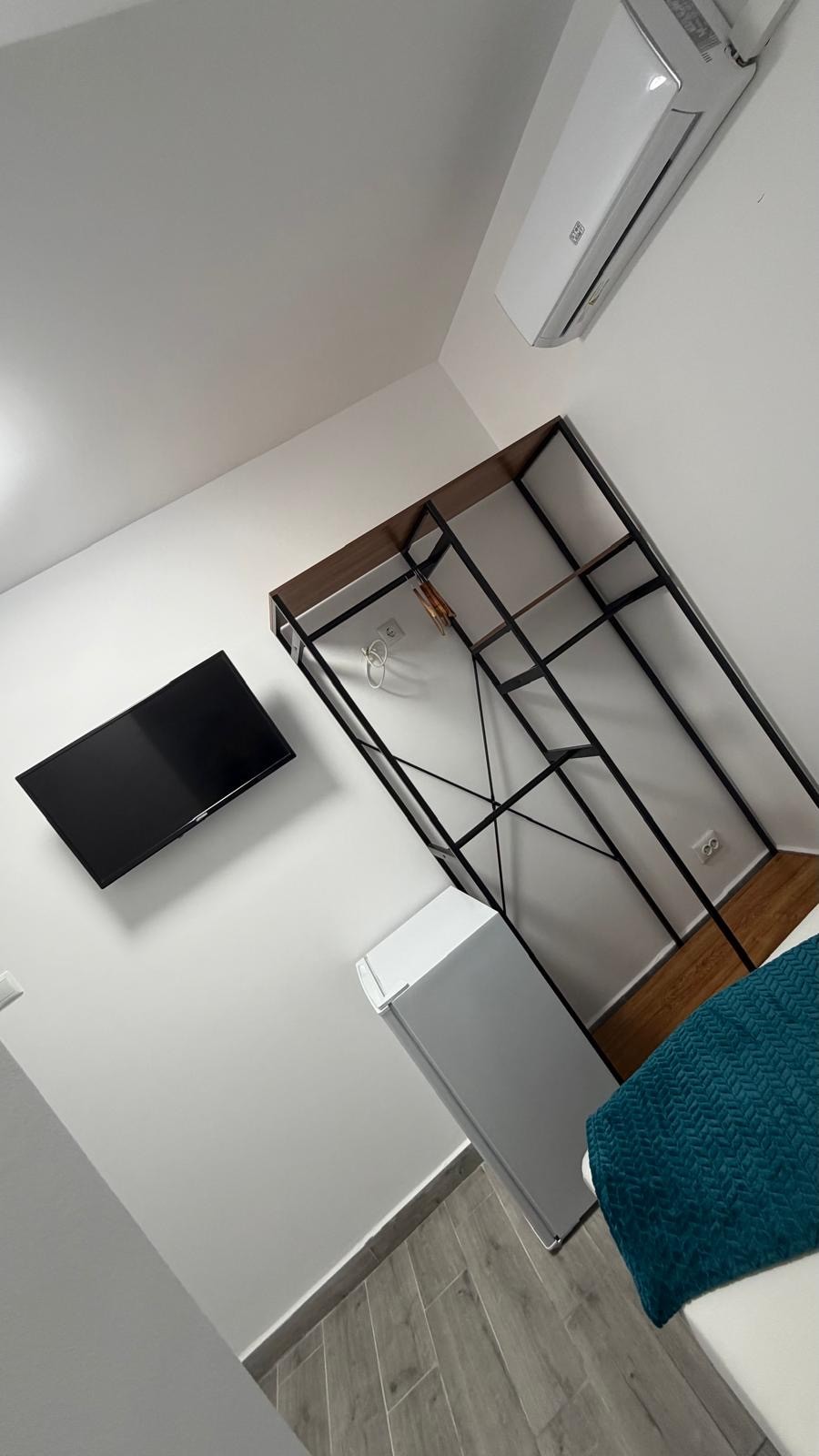 Camera la mansarda cu TV, AC si dulap-shelving la Radel House Costinesti