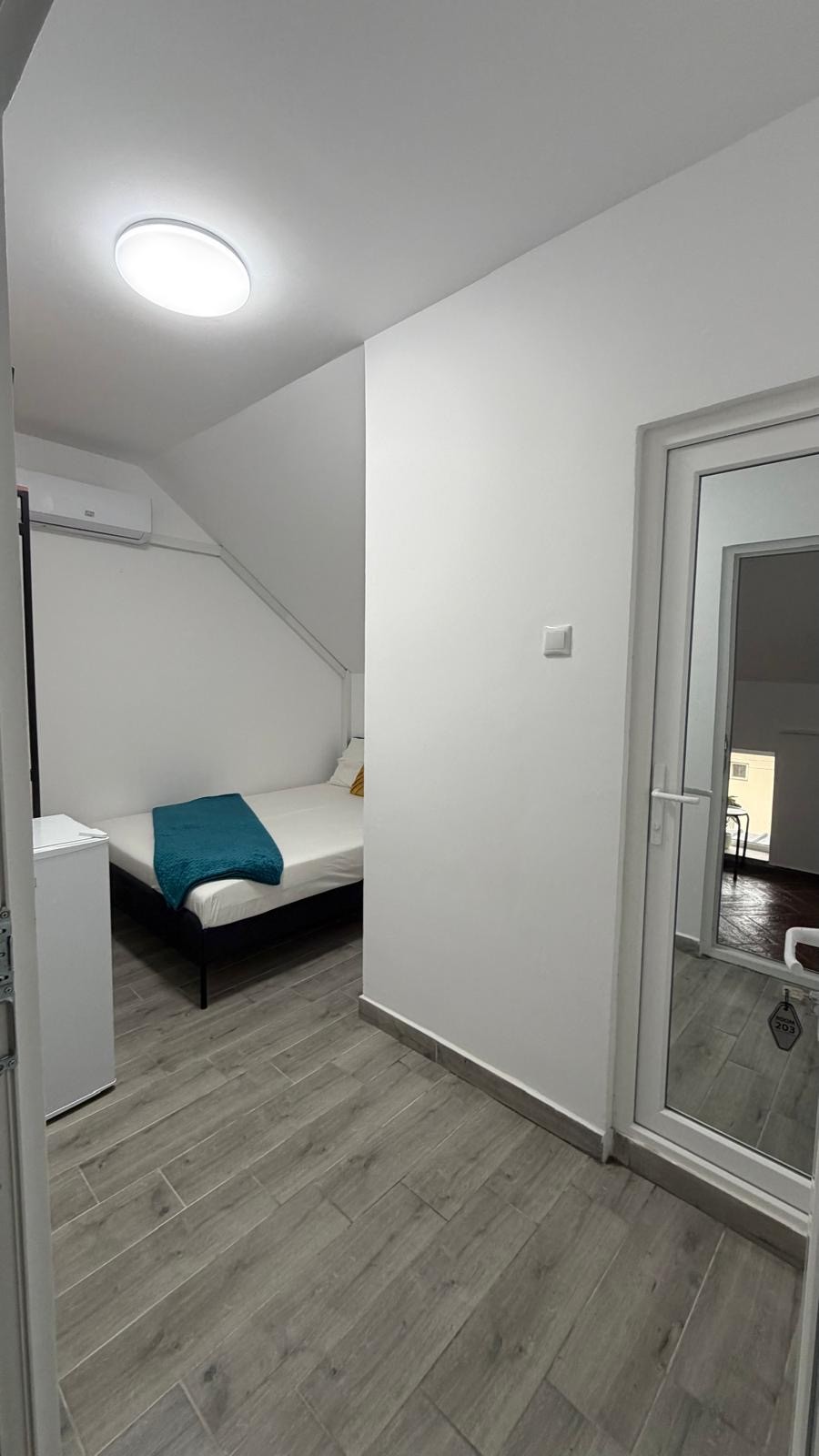 Camera cu pat individual si acces la baie proprie la Radel House Costinesti