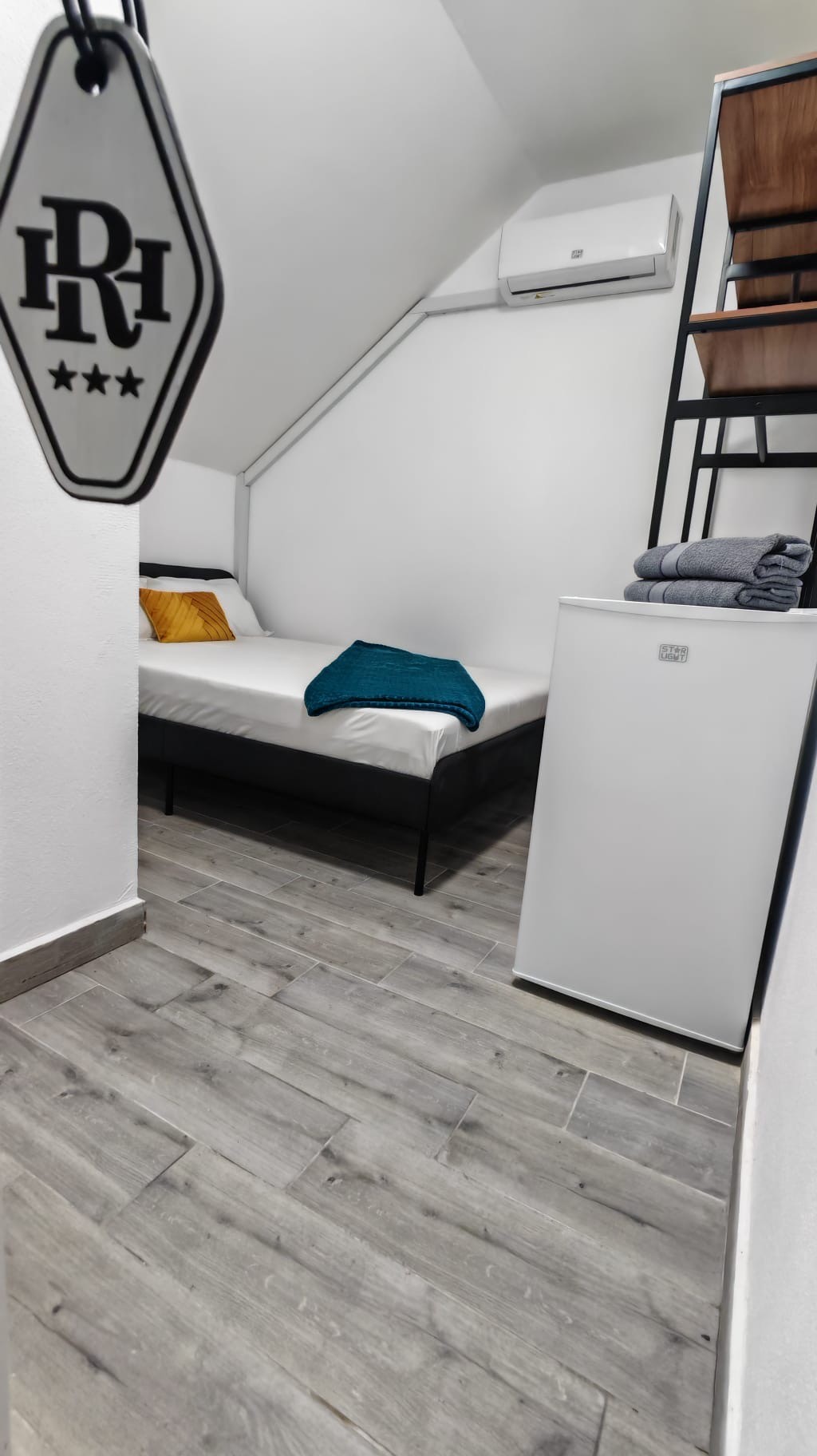 Camera renovata cu logo RH si pat individual la Radel House Costinesti
