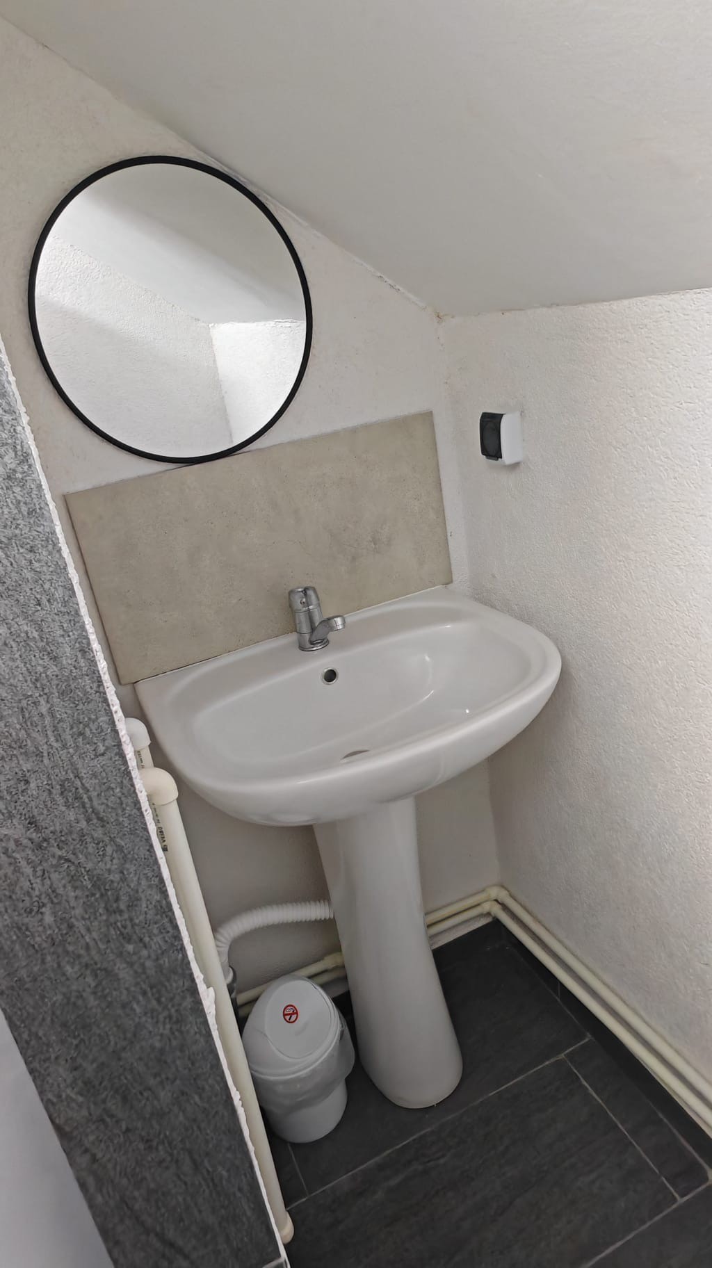 Camera renovata cu pat matrimonial modern la Radel House Costinesti