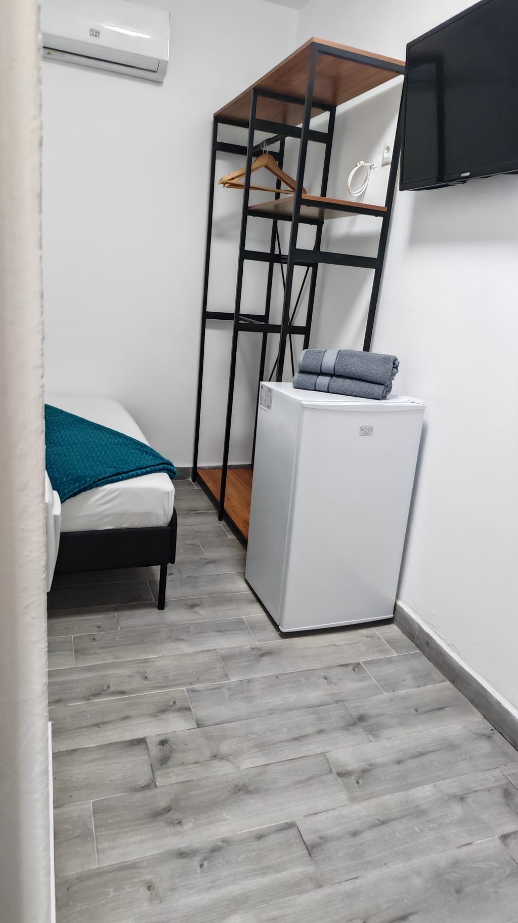Camera renovata cu pat individual si dulap-shelving la Radel House Costinesti