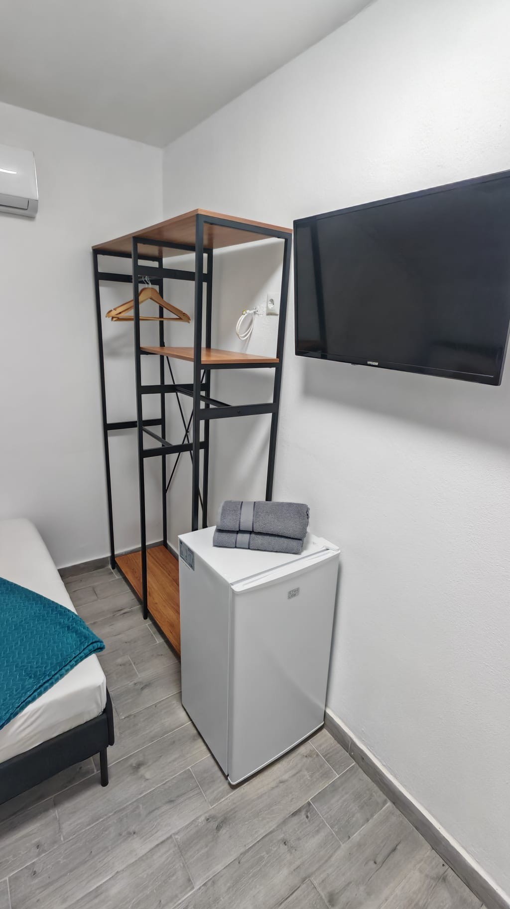 Camera renovata cu TV, dulap-shelving si frigider la Radel House Costinesti