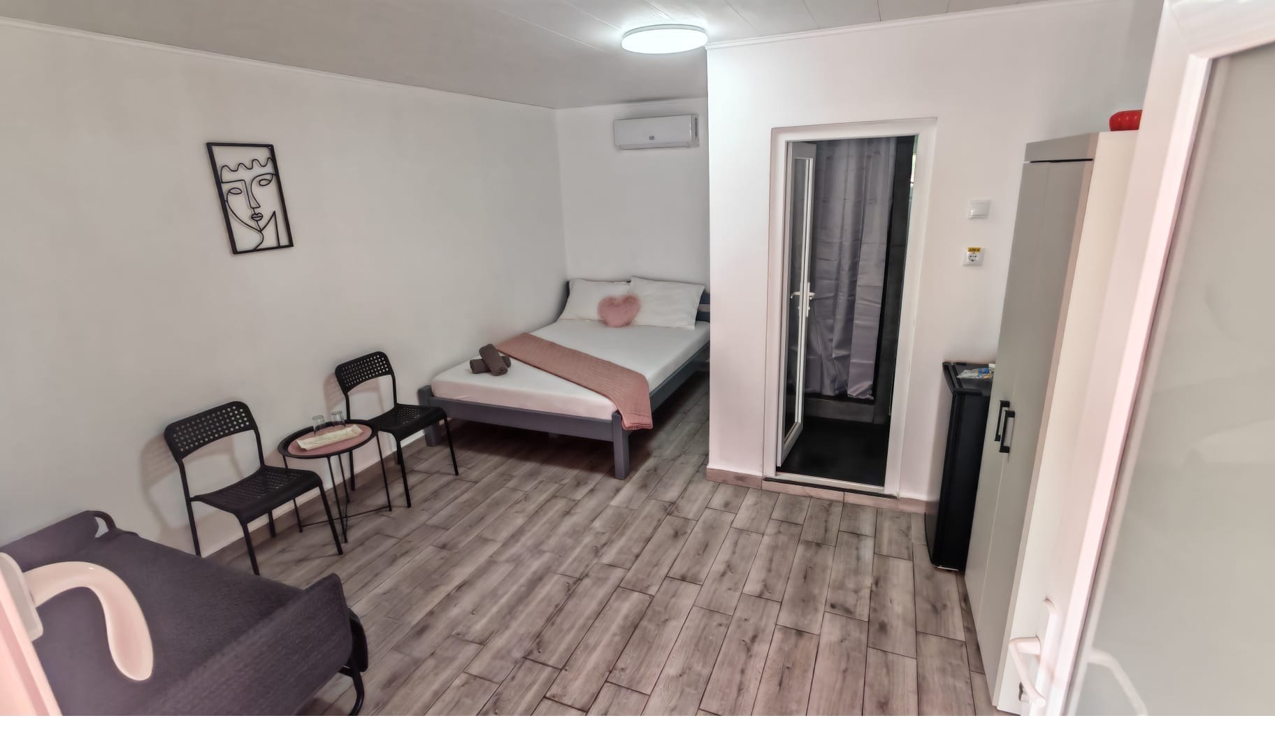 Camera tripla — unghi lateral cu pat si canapea la Radel House Costinesti