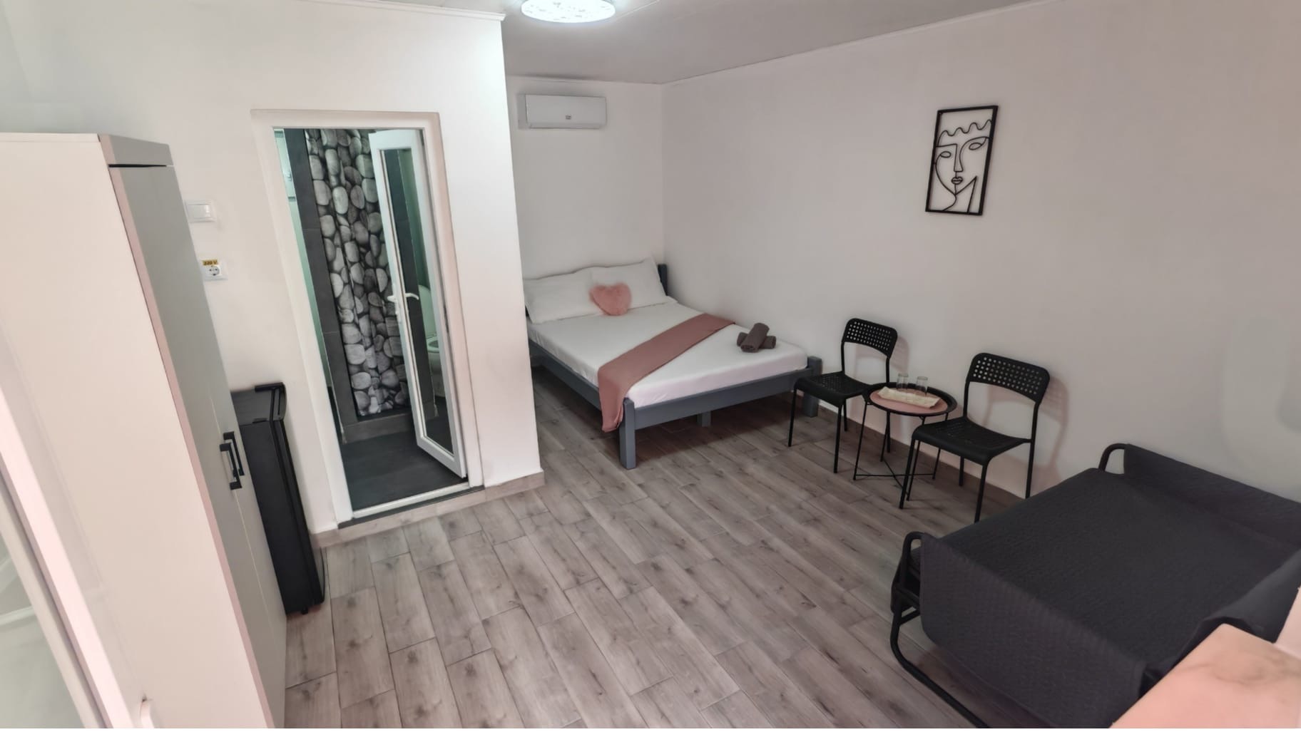Camera tripla cu vedere spre baie la Radel House Costinesti